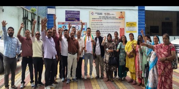 राहुल गांधी की गिरफ्तारी व छात्रों पर लाठी चार्ज के विरोध में कांग्रेस का प्रदर्शन