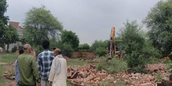 पीडीए का चला बुलडाेजर, तीन बीघा में की गई अवैध प्लॉटिंग ध्वस्त