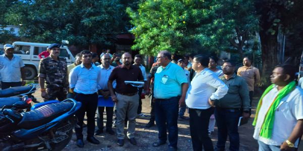 गोला प्रखंड में विकास योजनाओं और जनहित सेवाओं का डीसी ने लिया जायजा