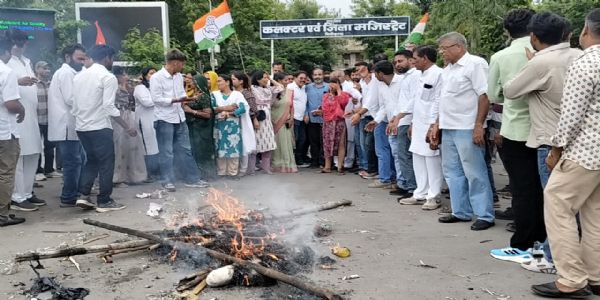 चित्तौड़गढ़ में कांग्रेस का जनाक्रोश प्रदर्शन, पेपर लीक और जंतर-मंतर पर लाठीचार्ज के विरोध में पुतला दहन