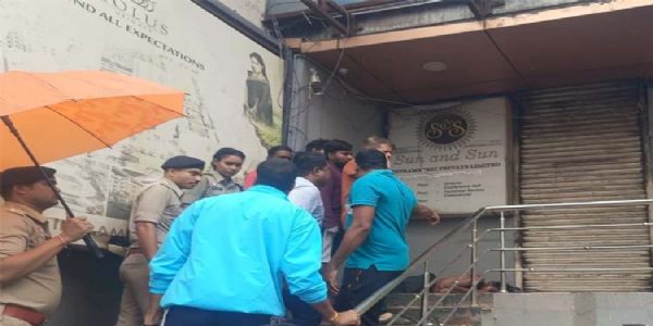 युवक की खून से लथपथ लाश मिली, पुलिस जांच में जुटी