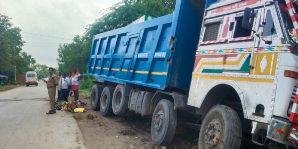 झांसी : डंपर की चपेट में आने से फेरी व्यापारी की मौत