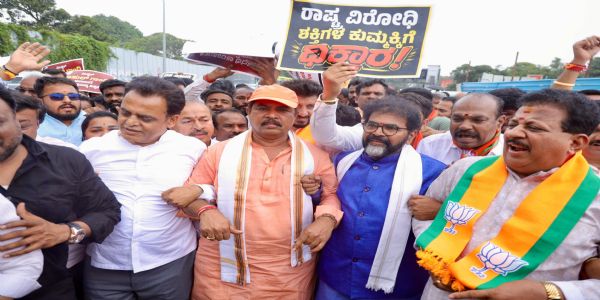 बेंगलुरु में भी गरमाई नीट आंदोलन की सियासत, कांग्रेस-भाजपा का विरोध प्रदर्शन