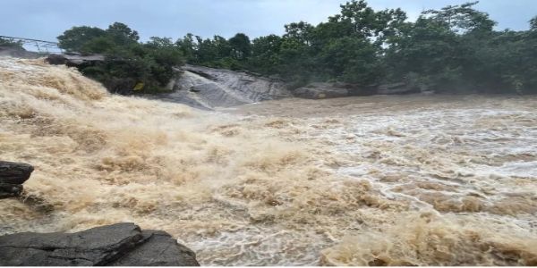खूंटी के जलप्रपातों में मानसून का अद्भुत नजारा, बढ़ते जलस्तर के बीच प्रशासन ने जारी की सुरक्षा चेतावनी