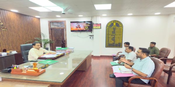 सामाजिक सुरक्षा योजनाओं की समीक्षा, उपायुक्त ने दिया समय पर पेंशन भुगतान का निर्देश