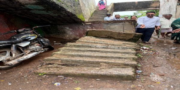 कांग्रेस के निरीक्षण में उजागर हुई अटल आवास की बदहाली, गिरी सीढ़ियां