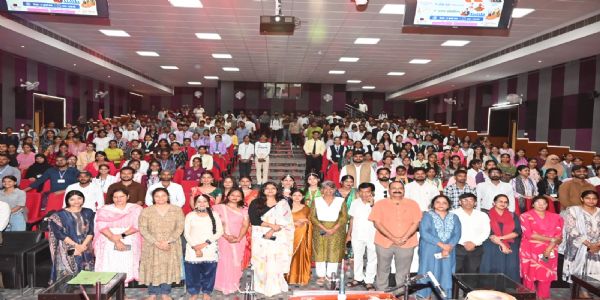 पूर्वांचल विश्वविद्यालय के दीक्षोत्सव में देशभक्ति गीतों और लोकनृत्य की छटा