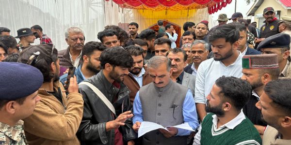 एचपीयू स्थापना दिवस पर एसएफआई ने मुख्यमंत्री को सौंपा ज्ञापन
