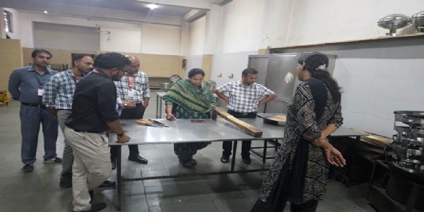 इंदौरः खाद्य विभाग का विभिन्न प्रतिष्ठानों पर छापा, 1.35 लाख रुपये मूल्य का 208 किलो संदिग्ध घी जब्त