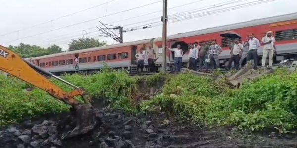 सोनारडीह रेल केबिन के पास गोफ बनने से हड़कंप, डीसी रेलखंड पर बढ़ी सुरक्षा चिंता