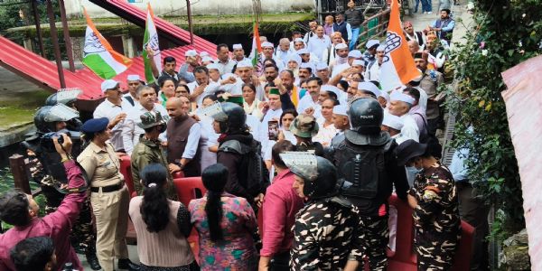 शिमला में भाजपा मुख्यालय के बाहर कांग्रेस का प्रदर्शन, शिक्षा मंत्री के इस्तीफे की मांग