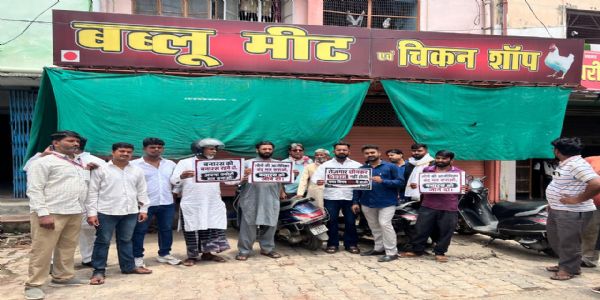 नगर निगम के प्रस्ताव के विरोध में वाराणसी में मीट-मछली कारोबार ठप, व्यवसायियों ने किया प्रदर्शन