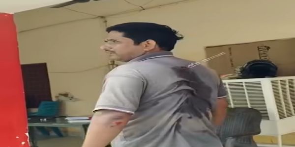 बलिया में बदमाशों ने दिनदहाड़े युवक के पीठ में घोंपा चाकू, हालत गंभीर