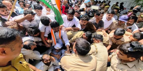 विपक्ष का विरोध : लखनऊ समेत प्रदेश के कई शहरों में प्रदर्शन, हिरासत में लिए गए सपा—कांग्रेस कार्यकर्ता