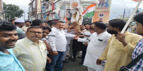 सांसद डॉ. जावेद आजाद पर कथित हमले के विरोध में कांग्रेस का प्रदर्शन, मोदी का पुतला फूंका