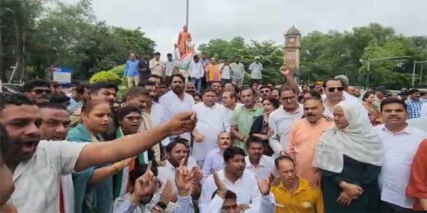 कांग्रेस नेताओं के हिरासत में लेने के विरोध में कांग्रेसियों ने किया प्रदर्शन