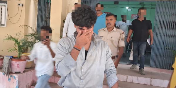 शिक्षक पर छात्रा से छेड़छाड़ और आपत्तिजनक संदेश भेजने का लगा आरोप