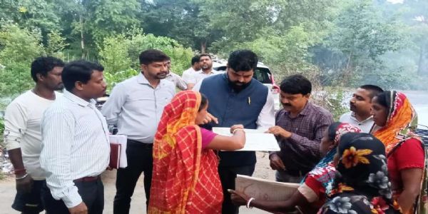 बलरामपुर : सीईओ ने कंचननगर में स्वयं सहायता समूहों की गतिविधियों का लिया जायजा