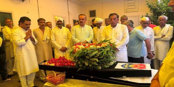 योगी के मंत्री असीम अरुण त्रिपुरा के दिवंगत डीजीपी अनुराग की अंतिम यात्रा में हुए शामिल, दी भावभीनी श्रद्धांजलि