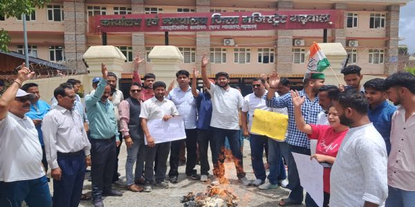 दिल्ली में जंतर-मंतर में लाठीचार्ज के विरोध में किया प्रदर्शन