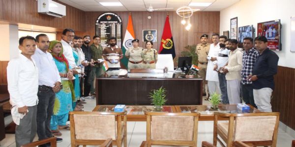 फतेहाबाद: गुम हुए 13 मोबाइल फोन किए बरामद, मालिकों के चेहरों पर लौटी मुस्कान