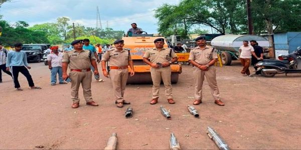गुनाः अवैध मॉडिफाइड साइलेंसरों पर चला रोड रोलर, 80 साइलेंसर किए गए नष्ट