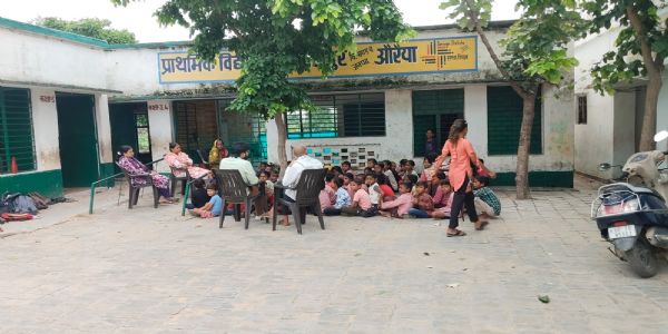 प्राथमिक विद्यालय में जमीन पर बैठाकर बच्चों की पढ़ाई का वीडियो वायरल, बीएसए ने दिए जांच के आदेश