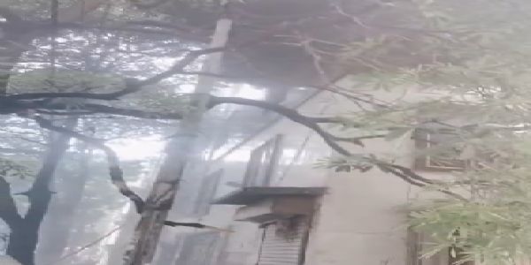 करोल बाग स्थित इमारत में लगी आग, दो छात्रों को सुरक्षित बचाया गया