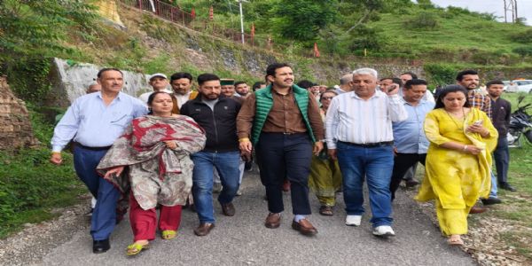 कटासनी में बन रही शूटिंग रेंज और इंडोर स्टेडियम का विक्रमादित्य सिंह ने किया निरीक्षण