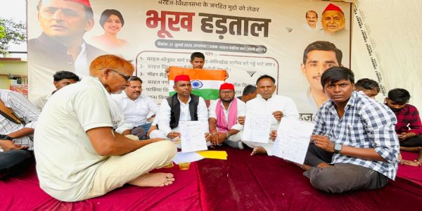 भूख हड़ताल पर बैठे सपा नेता विजय ने खून से लिखा प्रधानमंत्री को पत्र