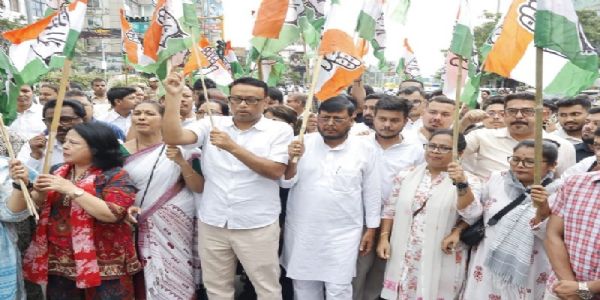 नीट मुद्दे पर केंद्रीय शिक्षा मंत्री के इस्तीफे की मांग को लेकर असम कांग्रेस का विरोध मार्च