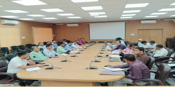 बांधों के जलस्तर की नियमित हो निगरानी,बाढ़ चौकियों पर कर्मचारियों की हो तैनाती : जिलाधिकारी