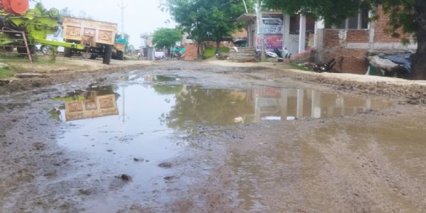 सरसई-भांडेर मुख्य मार्ग पर जलभराव से आवागमन प्रभावित, ग्रामीणों ने नाली निर्माण की उठाई मांग
