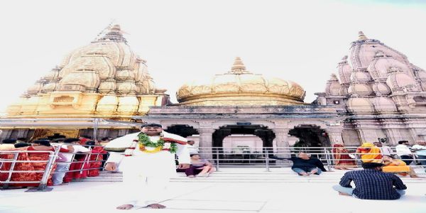 भाजपा के प्रदेश महामंत्री संगठन धर्मपाल सिंह ने काशी विश्वनाथ मंदिर में किया दर्शन पूजन