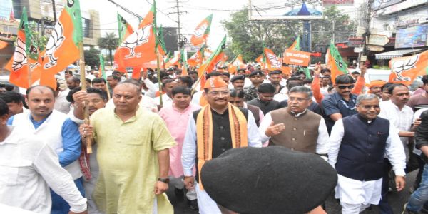 भाजपा ने कांग्रेस कार्यालय का किया घेराव