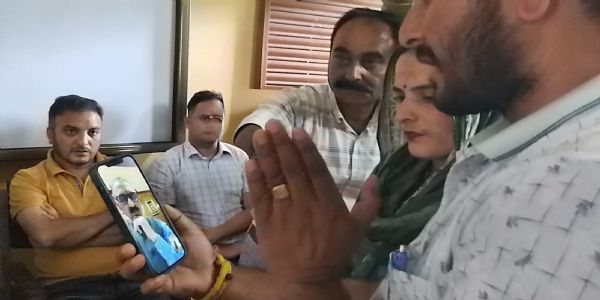 बोह त्रासदी के प्रभावितों का मुख्यमंत्री और राजस्व मंत्री ने वीडियो कॉल से जाना कुशलक्षेम