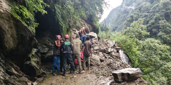 गौरीकुंड से लगभग एक किलोमीटर आगे छोड़ी के समीप केदारनाथ पैदल मार्ग पर पत्थर और मलबा को हटाते पुलिसकर्मी।