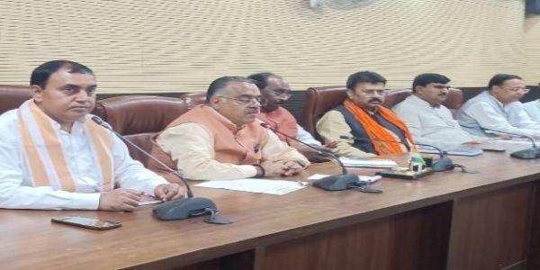 भाजपा के राष्ट्रीय महामंत्री चुग बैठक में विषय रखते हुए भाजपा के राष्ट्रीय महामंत्री चुग बैठक में विषय रखते हुए