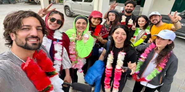 चित्राल लौटने के बाद महिला पर्वतारोहियों की टीम चित्राल लौटने के बाद महिला पर्वतारोहियों की टीम
