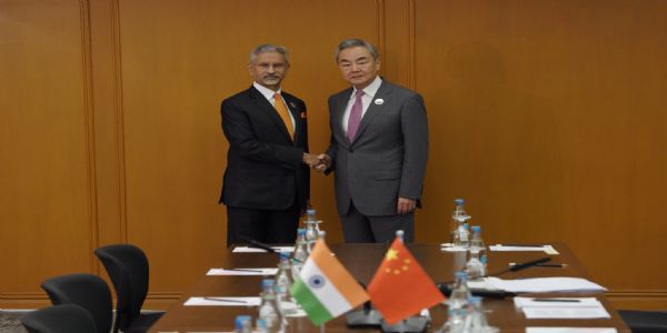 जयशंकर चीनी विदेश मंत्री वांग यी के साथ जयशंकर चीनी विदेश मंत्री वांग यी के साथ