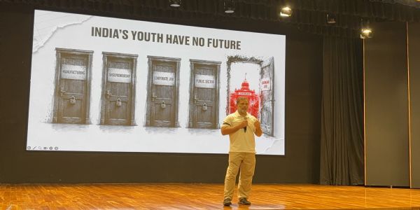 कांग्रेस नेता और लोकसभा में नेता प्रतिपक्ष राहुल गांधी इंदिरा भवन में आयोजित पत्रकार वार्ता के दौरान । कांग्रेस नेता और लोकसभा में नेता प्रतिपक्ष राहुल गांधी इंदिरा भवन में आयोजित पत्रकार वार्ता के दौरान ।