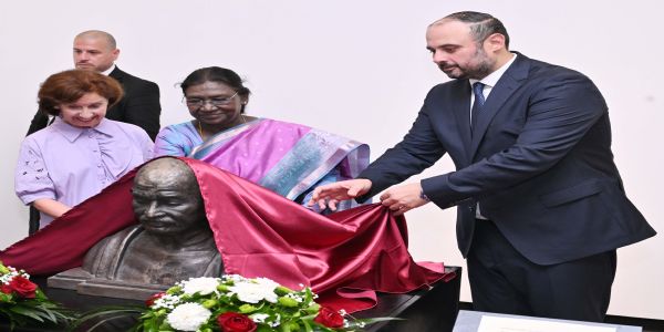 राष्ट्रपति द्रौपदी मुर्मु ने बुधवार को उत्तर मैसेडोनिया की राजधानी स्कोप्जे में महात्मा गांधी की प्रतिमा का अनावरण करते हुए राष्ट्रपति द्रौपदी मुर्मु ने बुधवार को उत्तर मैसेडोनिया की राजधानी स्कोप्जे में महात्मा गांधी की प्रतिमा का अनावरण करते हुए