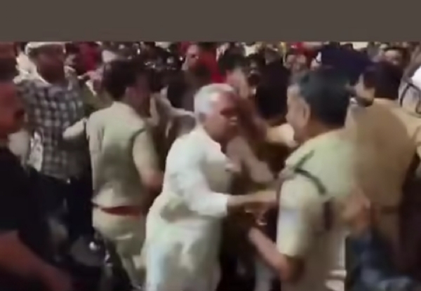 मालवीय चौक पर कांग्रेस के प्रदर्शन के बाद पुलिस ने आलोक मिश्रा और चिंटू चौकसे समेत अन्य के खिलाफ दर्ज की एफआईआर