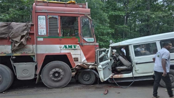 शासकीय बोलेरो और एक तेज रफ्तार ट्रक की टक्कर