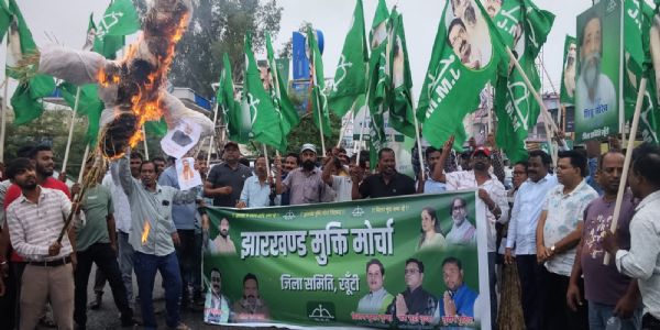 झामुमो ने किया धर्मेंद्र प्रधान का पुतला दहन