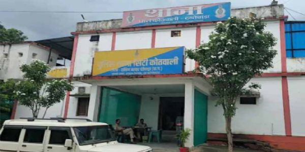 पत्नी का गला काटकर हत्या करने वाला आराेपित पति गिरफ्तार