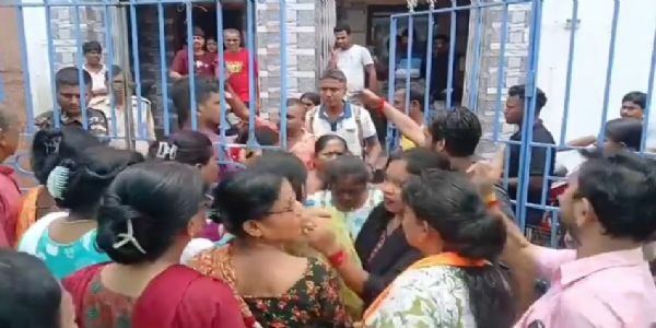 श्रावणी मेले को लेकर तारकेश्वर में जनाक्रोश, विधायक संतु पान के खिलाफ भाजपा नेताओं का प्रदर्शन