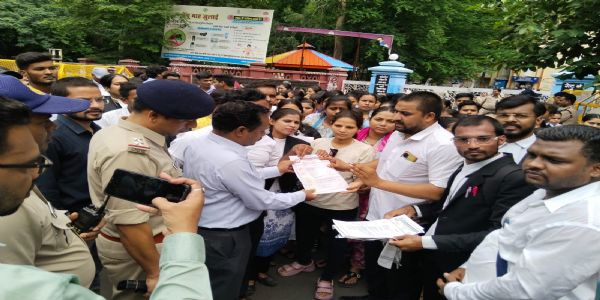 जबलपुरः दिल्ली में जंतर-मंतर की घटना के विरोध में महाकौशल विधि छात्र संघ का प्रदर्शन, राष्ट्रपति के नाम सौंपा ज्ञापन
