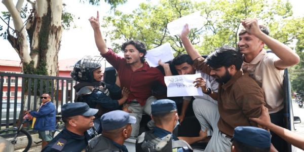 नेपाल में शिक्षा मंत्री के खिलाफ विश्वविद्यालय में प्रदर्शन, इस्तीफे की मांग