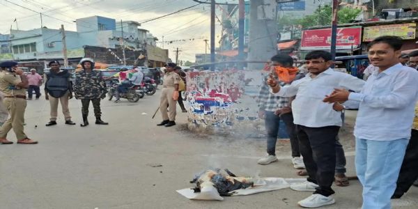 सुपौल में युवा कांग्रेस ने केंद्रीय शिक्षा मंत्री का पुतला फूंका, छात्र मुद्दों पर जताया विरोध